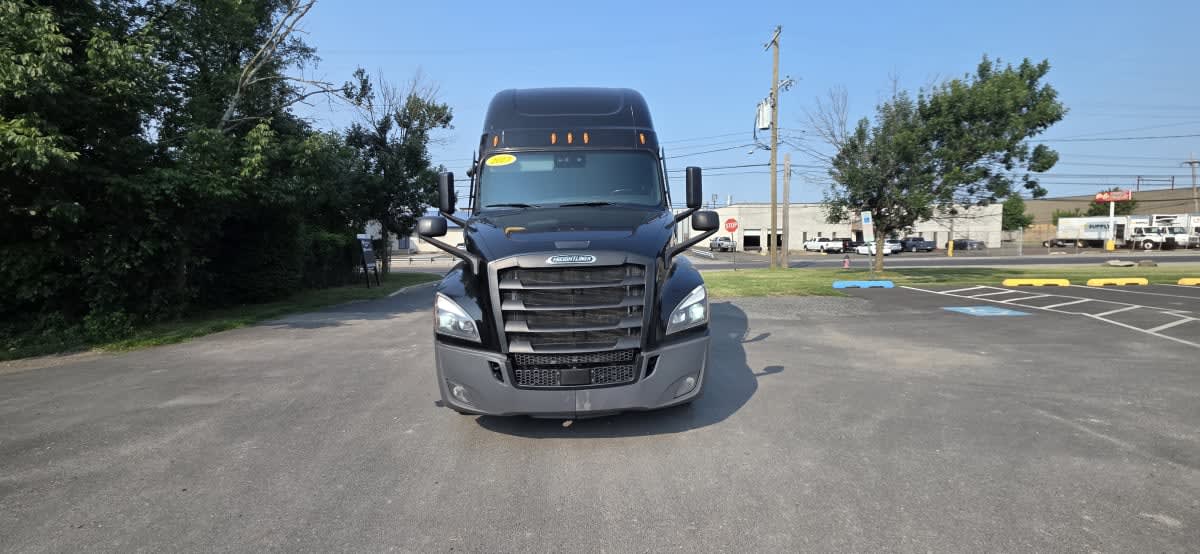 2023 Freightliner Cascadia in Bensalem, PA — photo 2