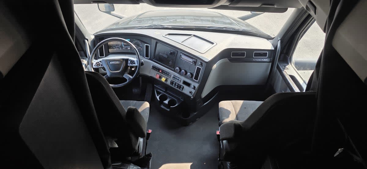 2023 Freightliner Cascadia in Bensalem, PA — photo 7