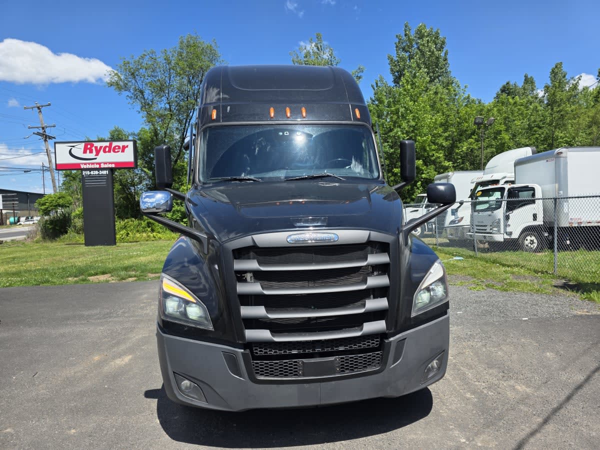 2023 Freightliner Cascadia in Bensalem, PA — photo 2