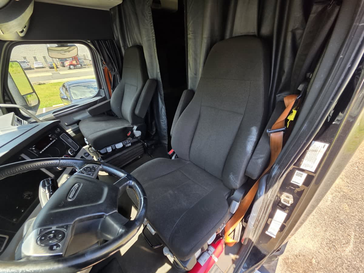 2023 Freightliner Cascadia in Bensalem, PA — photo 7