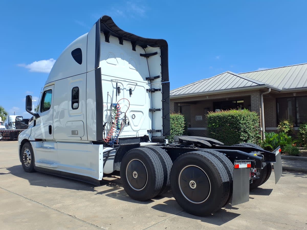 2023 Freightliner Cascadia in Houston, TX — photo 6