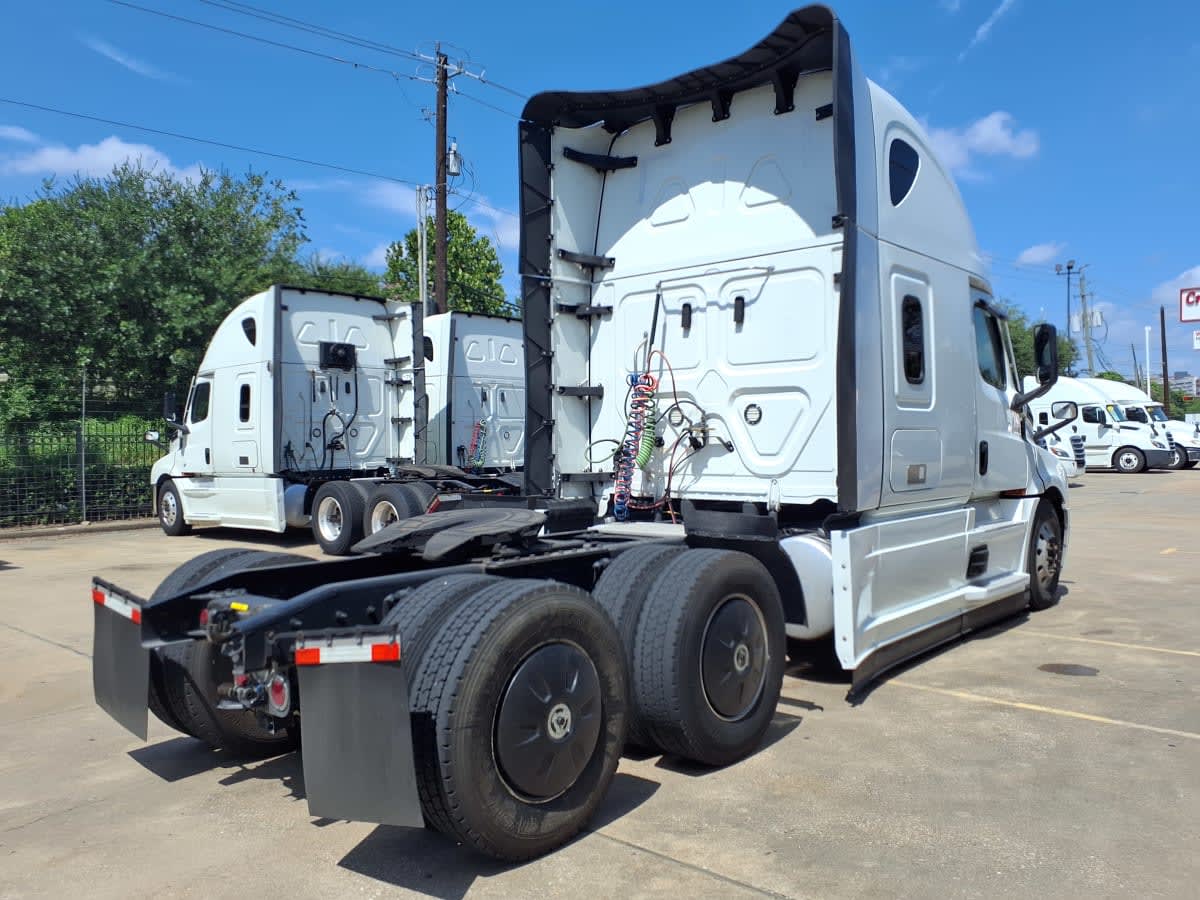 2023 Freightliner Cascadia in Houston, TX — photo 4