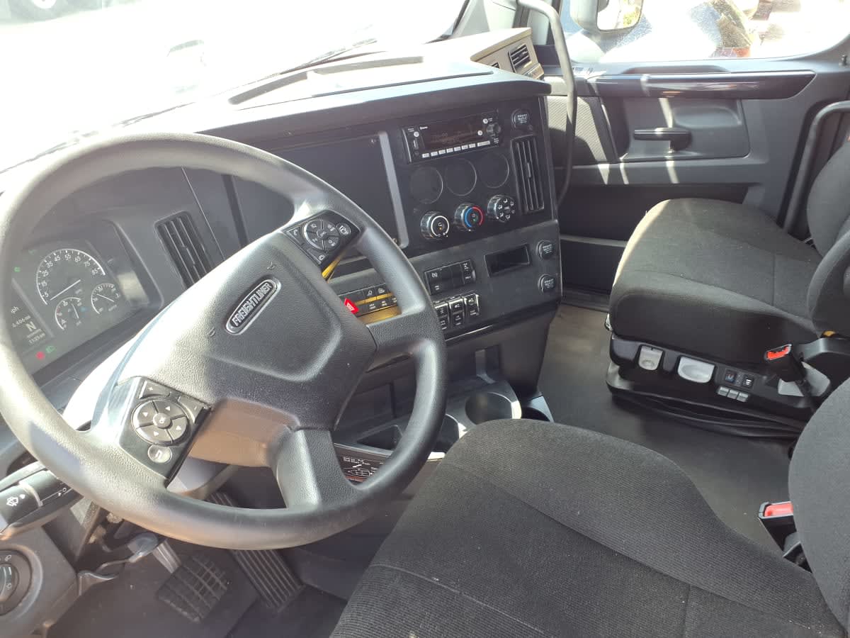 2023 Freightliner Cascadia in Houston, TX — photo 7