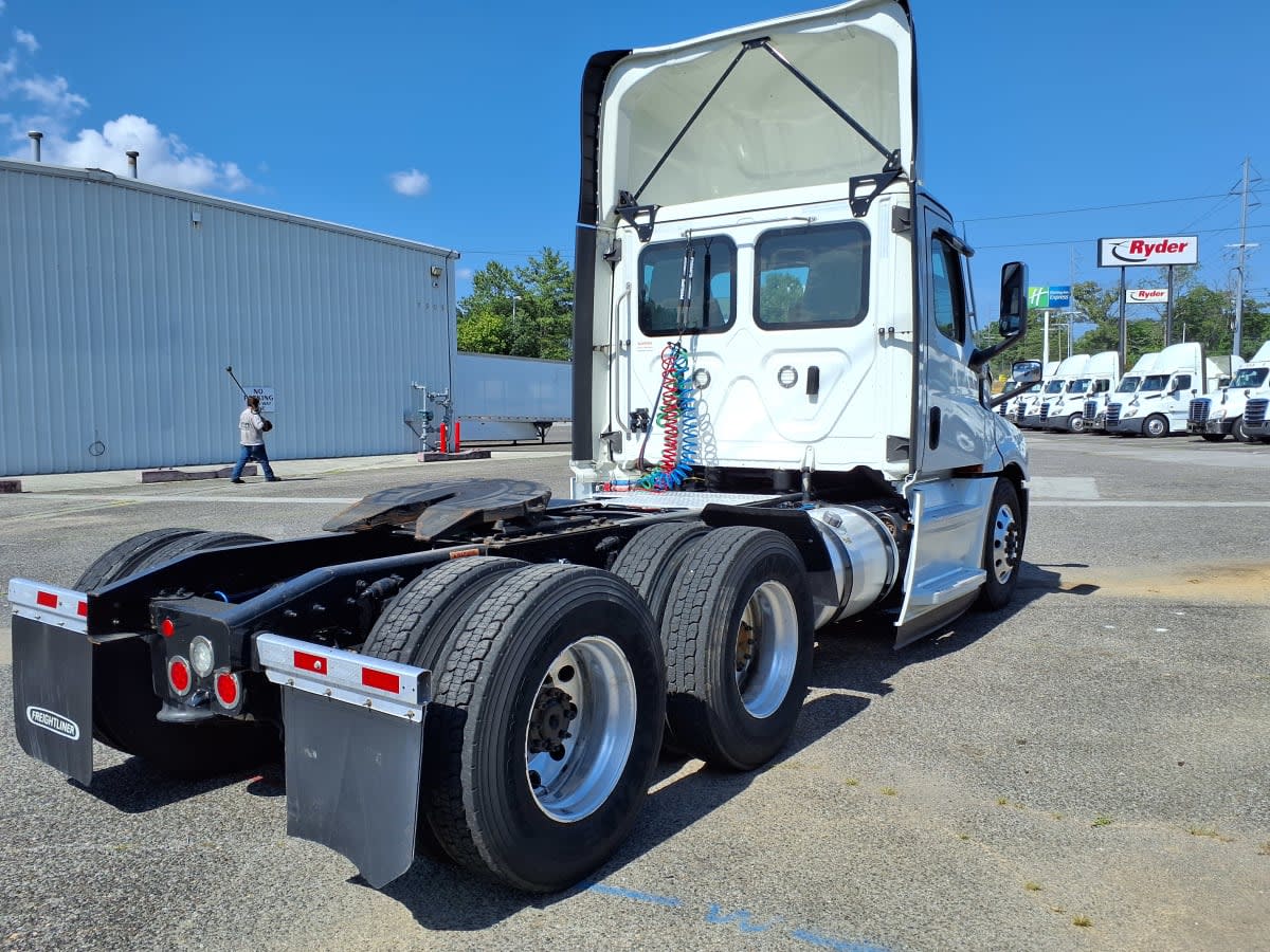 2023 Freightliner Cascadia in Knoxville, TN — photo 4