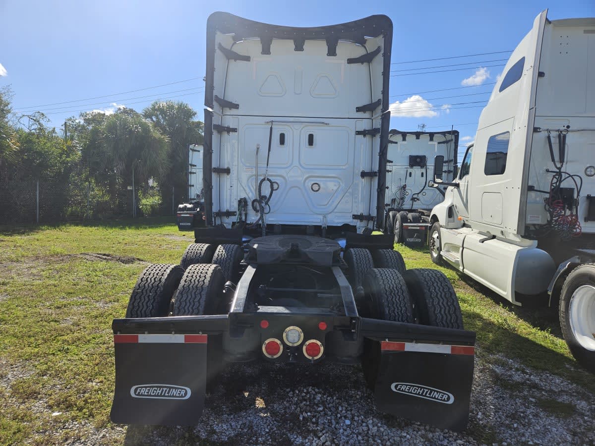 2023 Freightliner Cascadia in Orlando, FL — photo 5