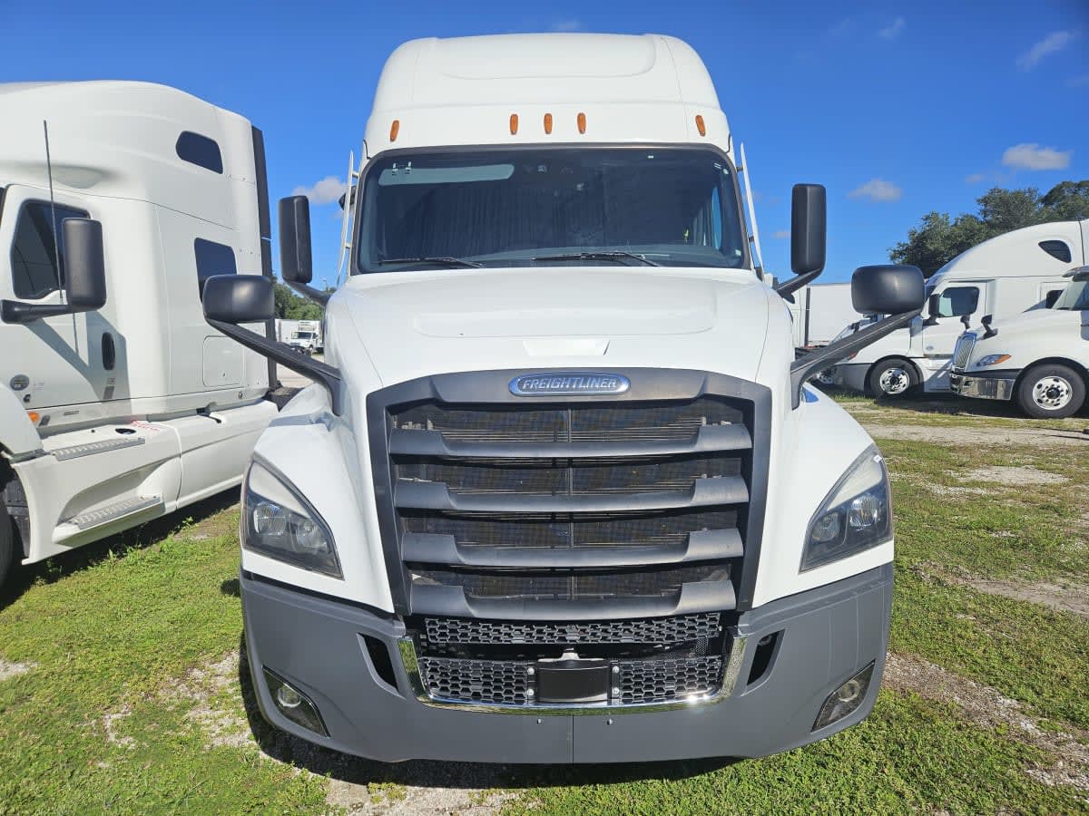 2023 Freightliner Cascadia in Orlando, FL — photo 2