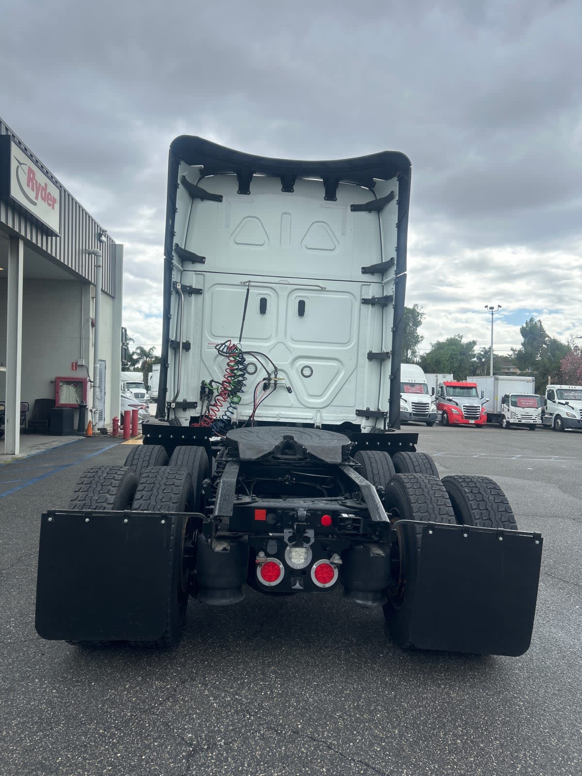 2023 Freightliner Cascadia in Pomona, CA — photo 5