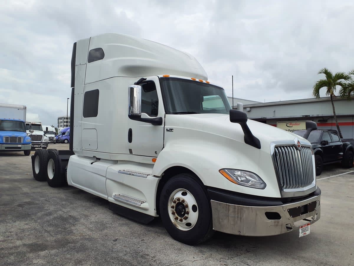 2023 International LT in Miami, FL — photo 3