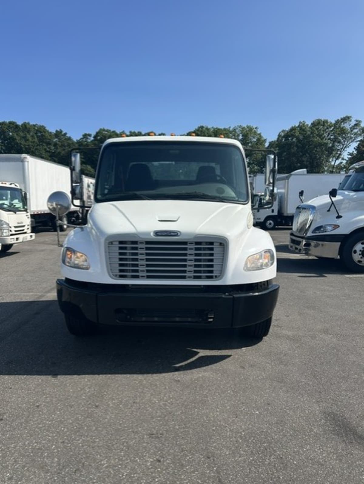 2014 Freightliner M2 106 in Farmingdale, NY — photo 2