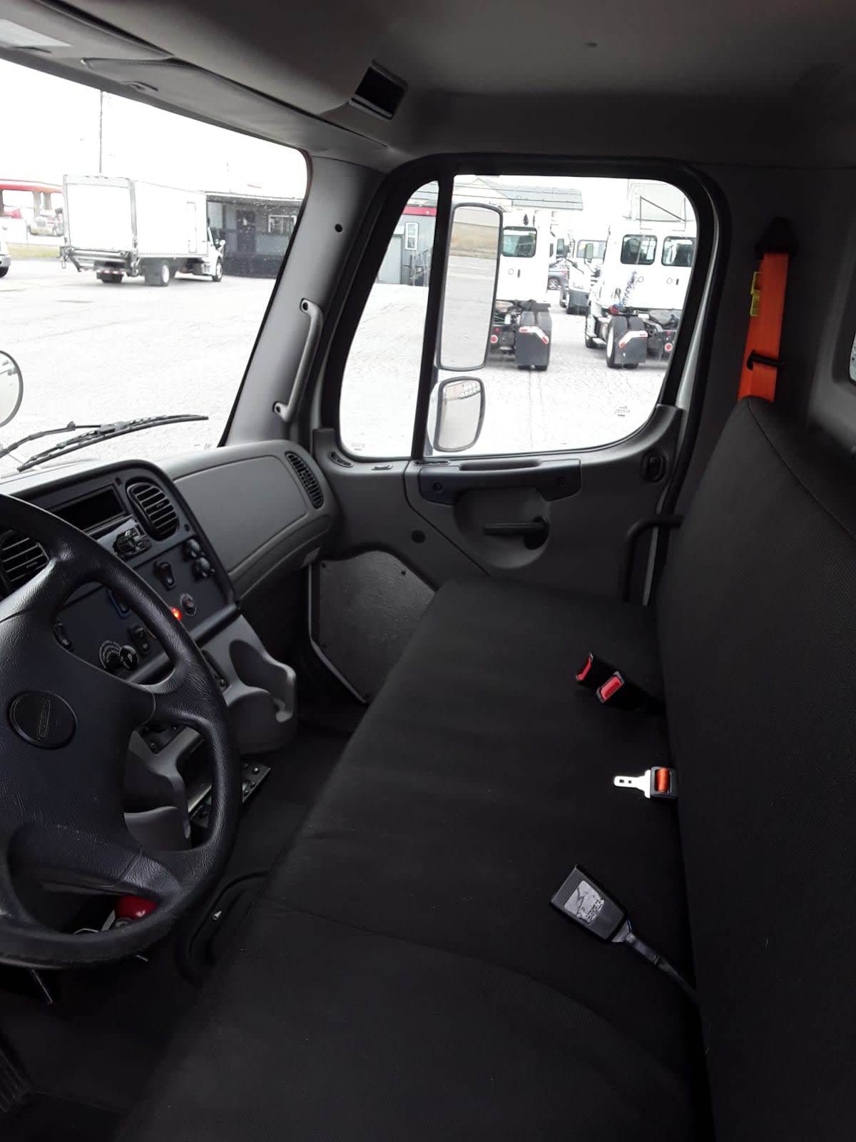 2021 Freightliner/Mercedes M2 106 500120