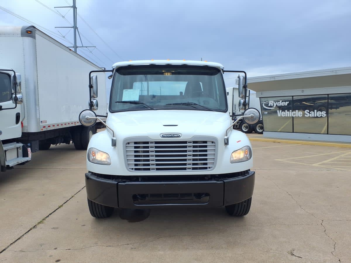 2021 Freightliner M2 106 in Dallas, TX — photo 2
