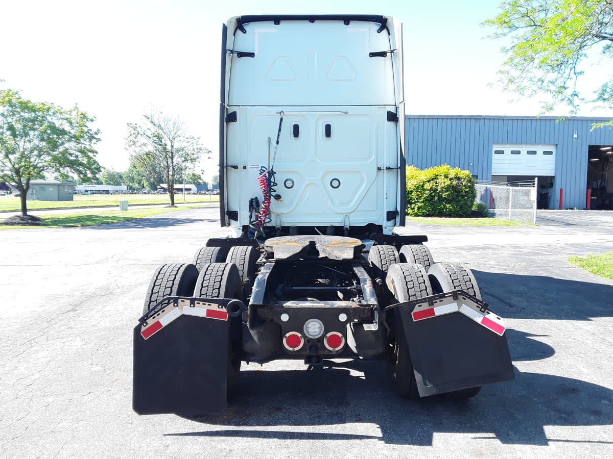 2021 Freightliner Cascadia in Hilliard, OH — photo 5