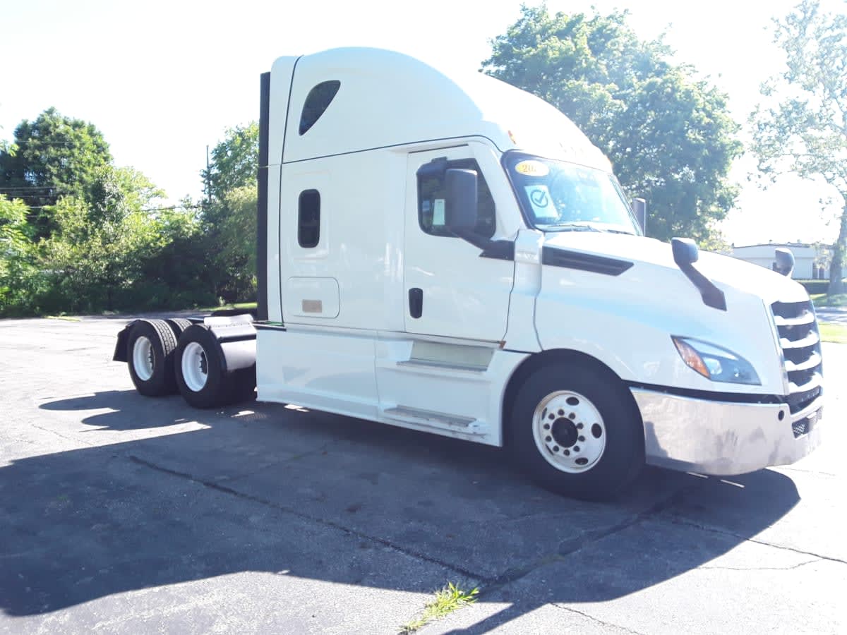 2021 Freightliner Cascadia in Hilliard, OH — photo 3
