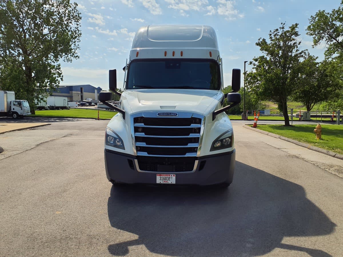 2022 Freightliner Cascadia in O'fallon, MO — photo 2