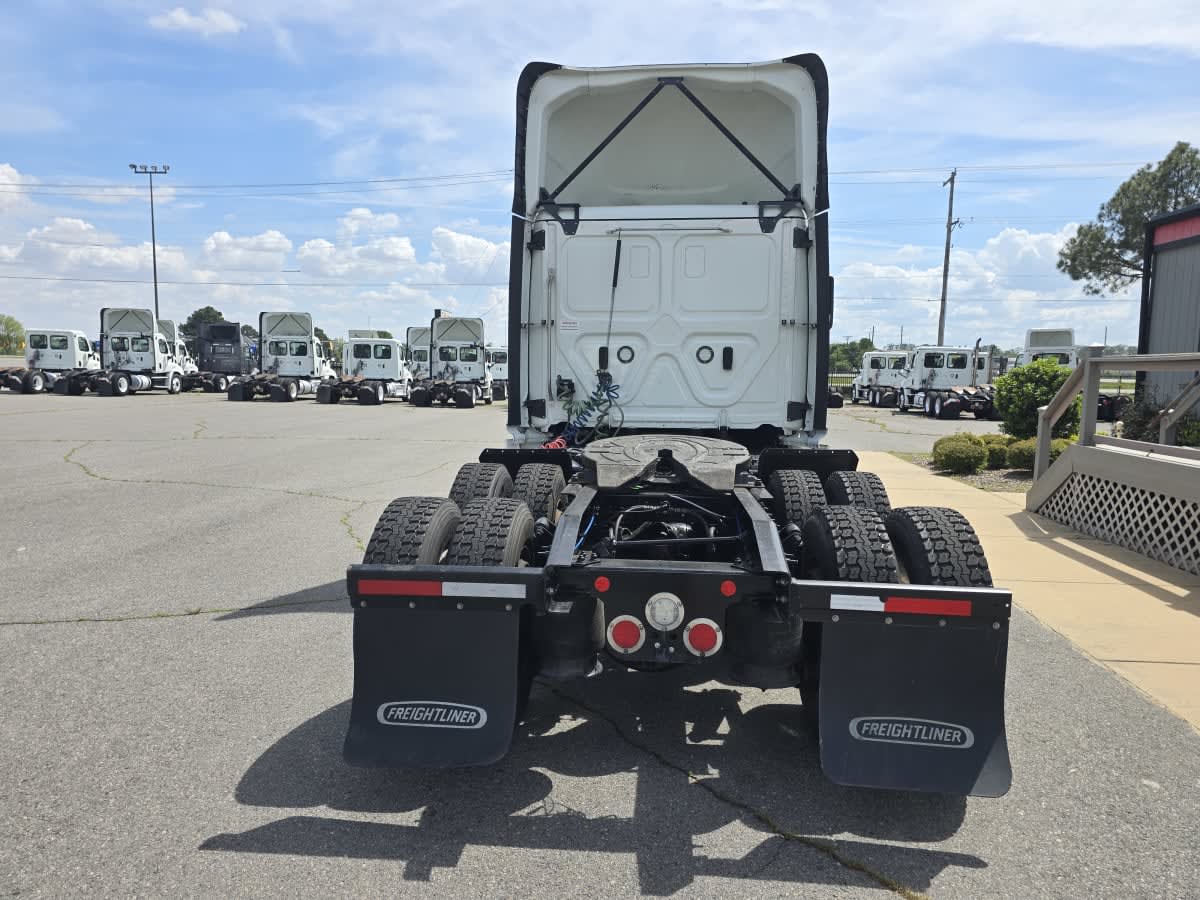 2022 Freightliner - image 5