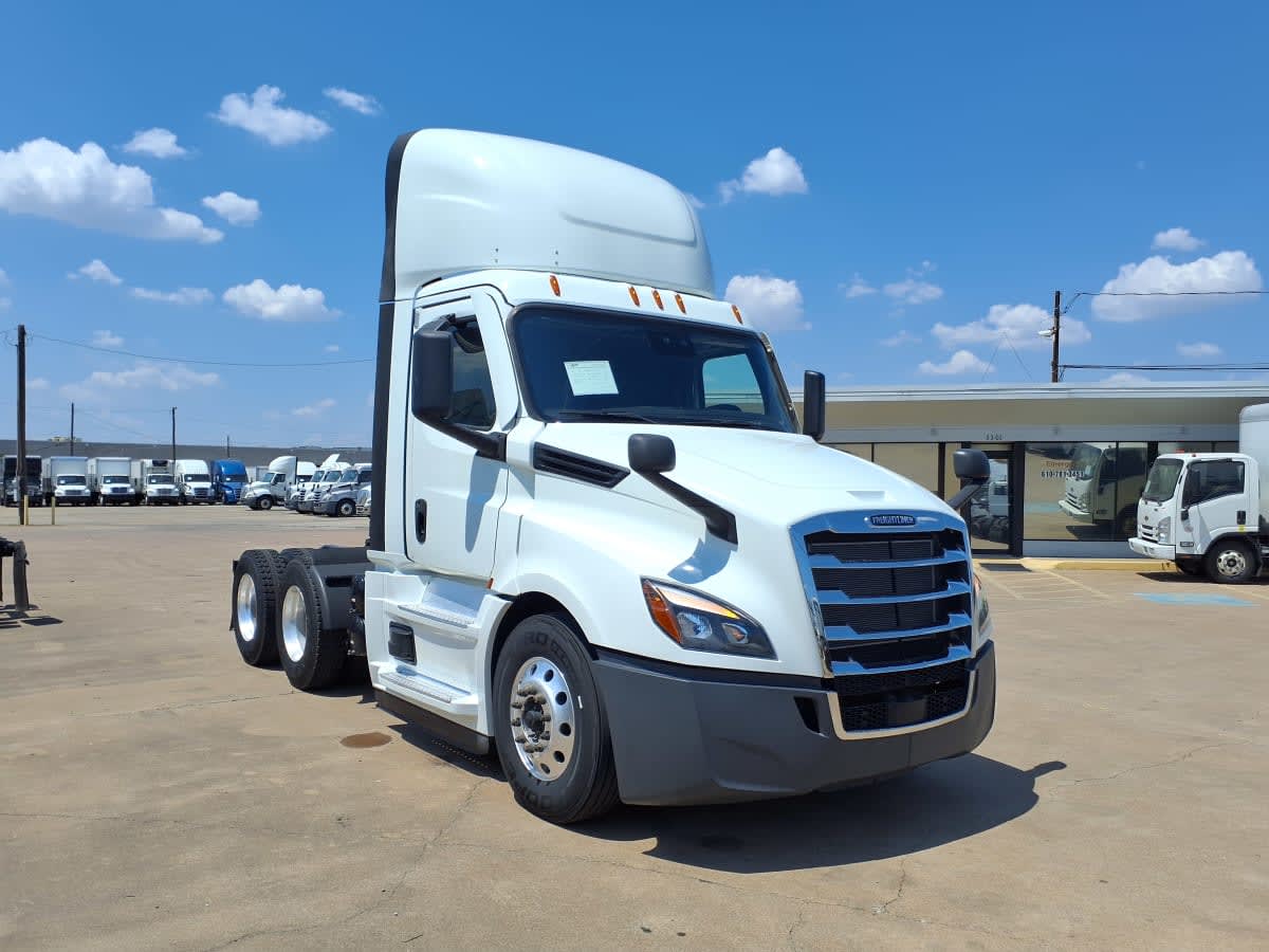 2022 Freightliner Cascadia in Dallas, TX — photo 3