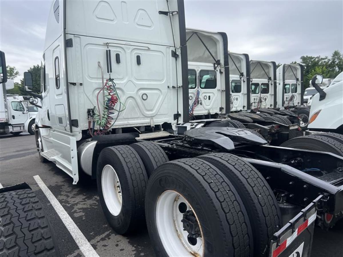 2021 Freightliner Cascadia in Beltsville, MD — photo 6