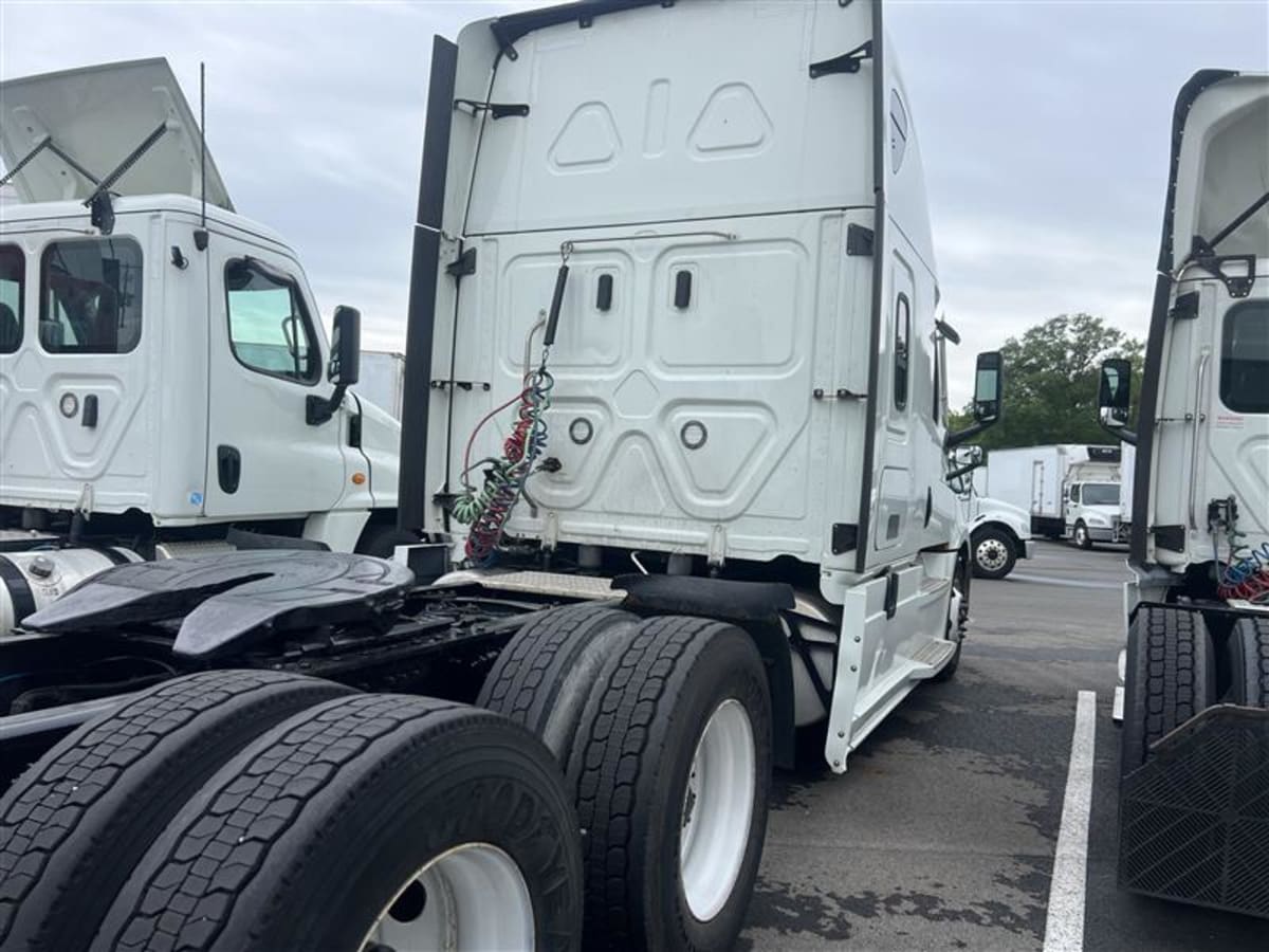 2021 Freightliner Cascadia in Beltsville, MD — photo 4