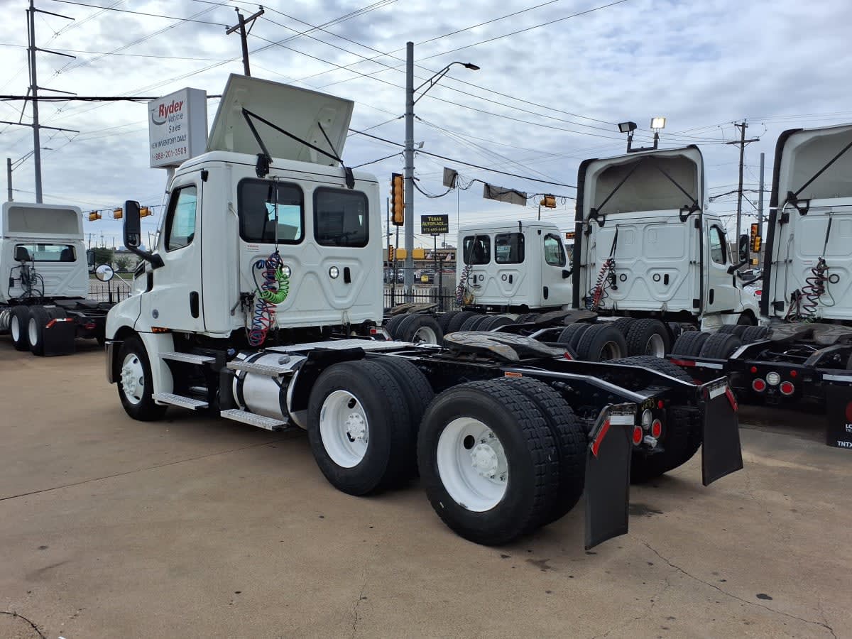 2022 Freightliner Cascadia in Dallas, TX — photo 6