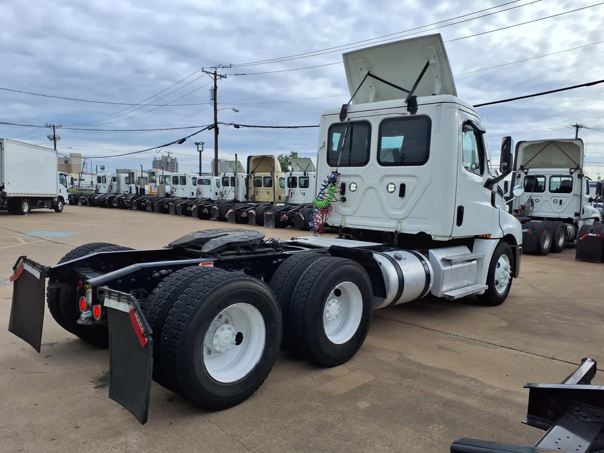 2022 Freightliner Cascadia in Dallas, TX — photo 4