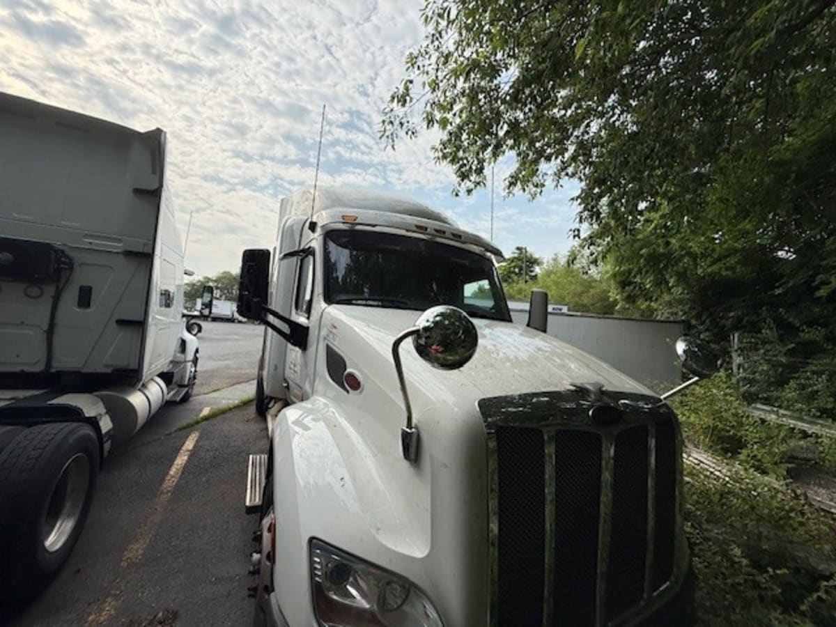 2019 Peterbilt 579 - image 2