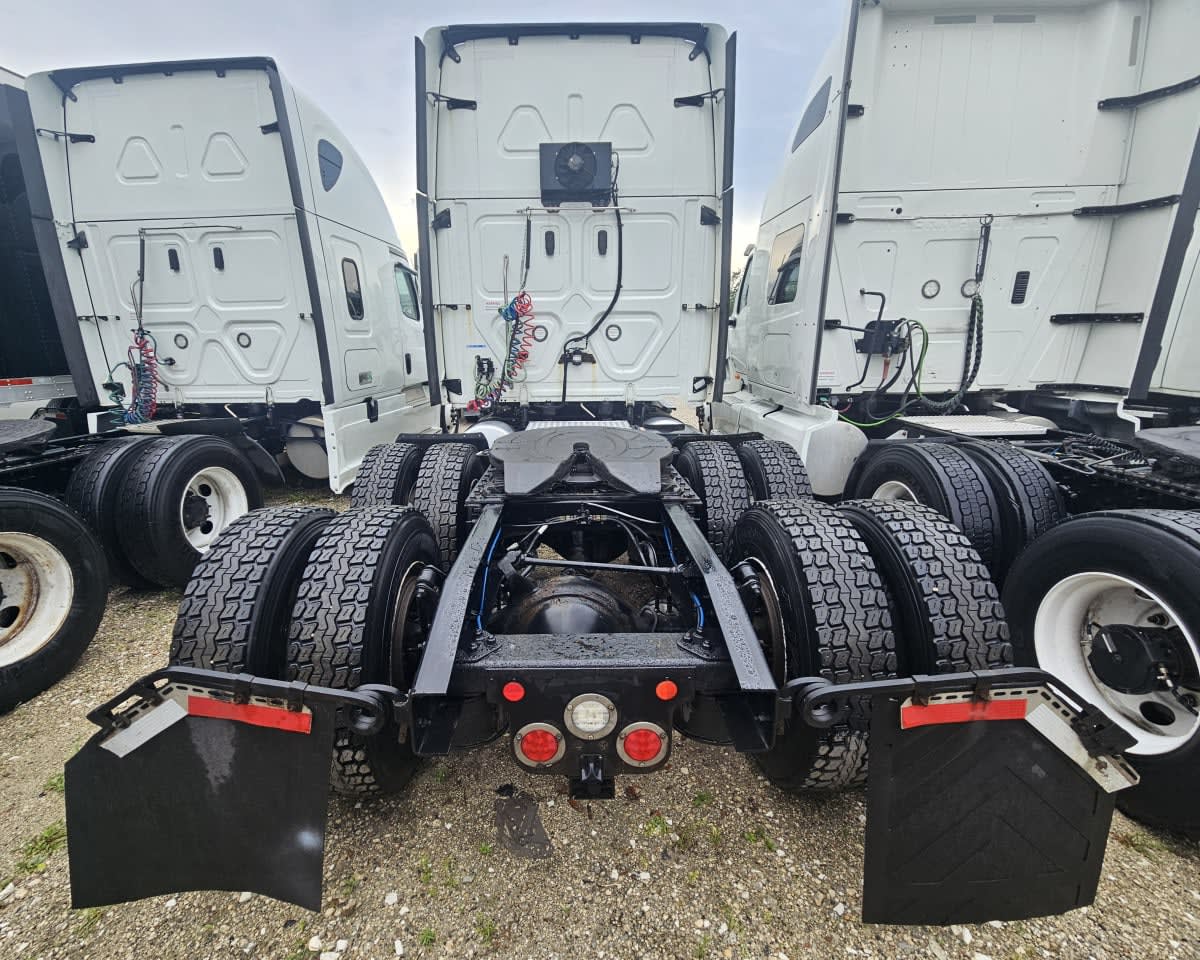 2022 Freightliner Cascadia in Orlando, FL — photo 5