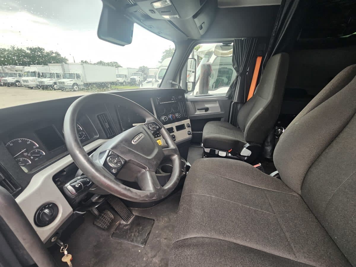2022 Freightliner Cascadia in Orlando, FL — photo 7
