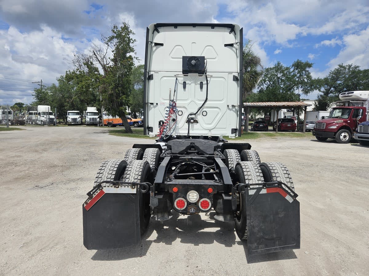 2022 Freightliner Cascadia in Orlando, FL — photo 5
