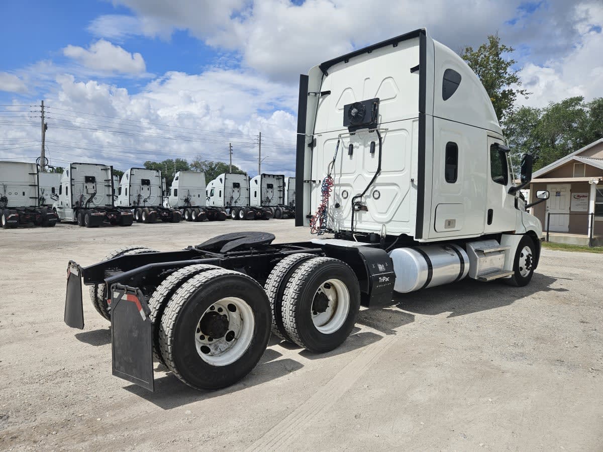 2022 Freightliner Cascadia in Orlando, FL — photo 4