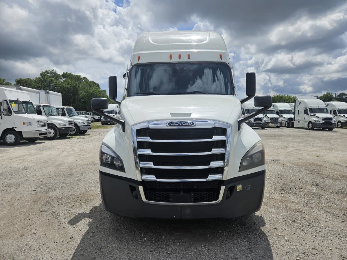 2022 Freightliner Cascadia in Orlando, FL — photo 2