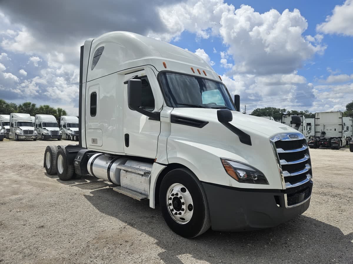 2022 Freightliner Cascadia in Orlando, FL — photo 3