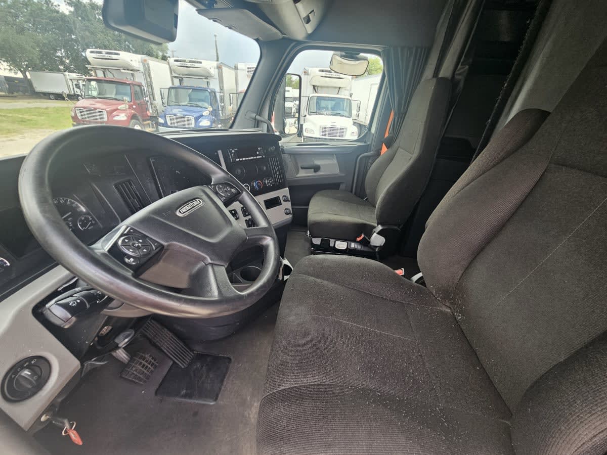2022 Freightliner Cascadia in Orlando, FL — photo 7
