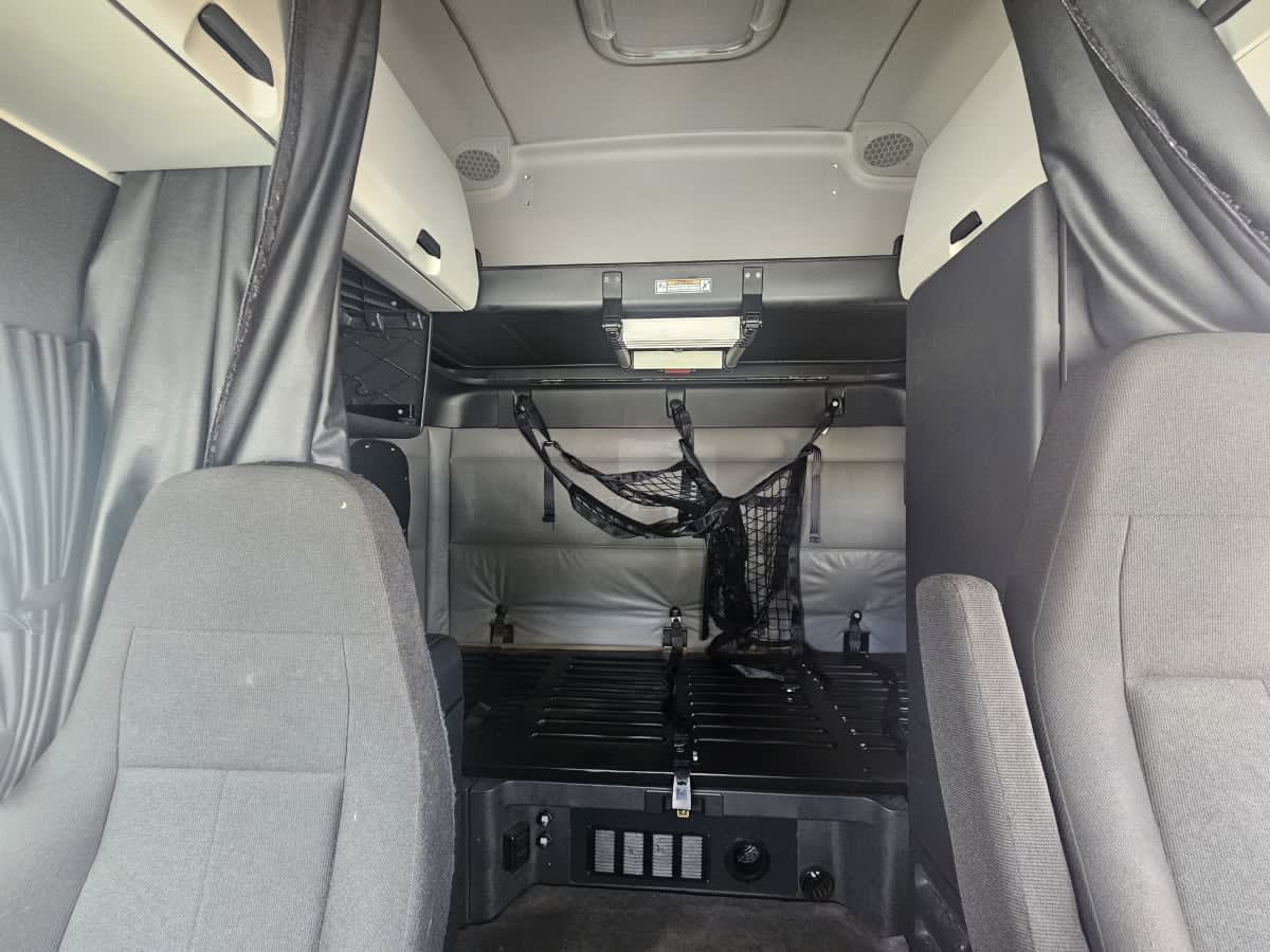 2022 Freightliner Cascadia in Orlando, FL — photo 8