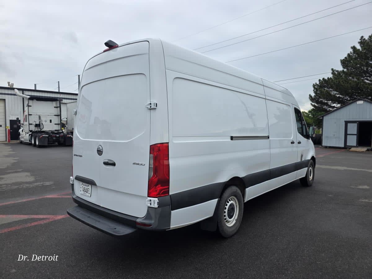2021 Mercedes-Benz F2CA74 SPRINTER 525221