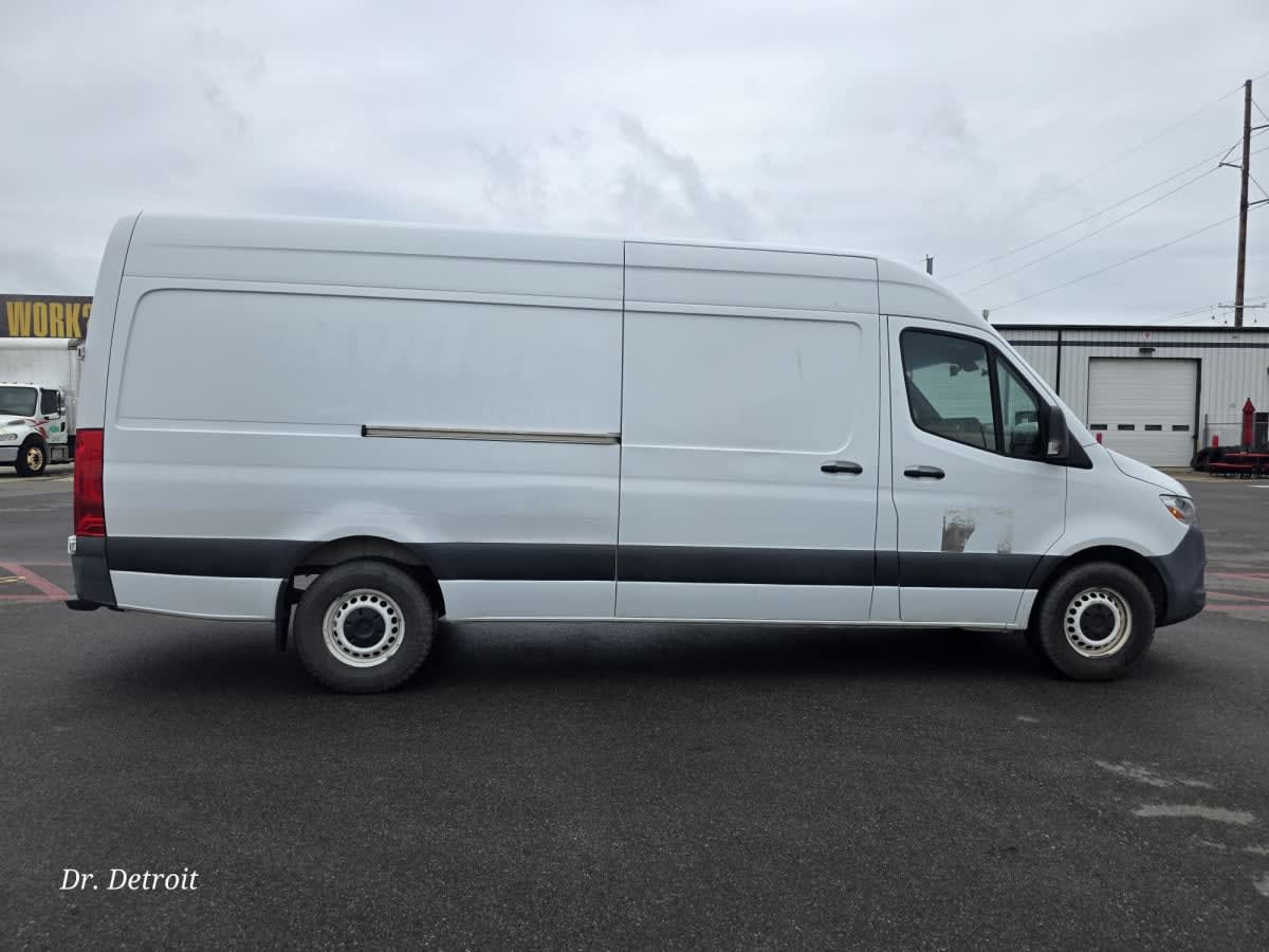 2021 Mercedes-Benz F2CA74 SPRINTER 525221
