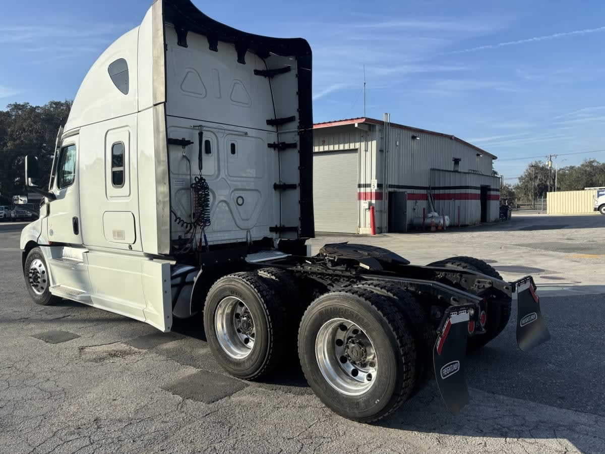 2022 Freightliner - image 4