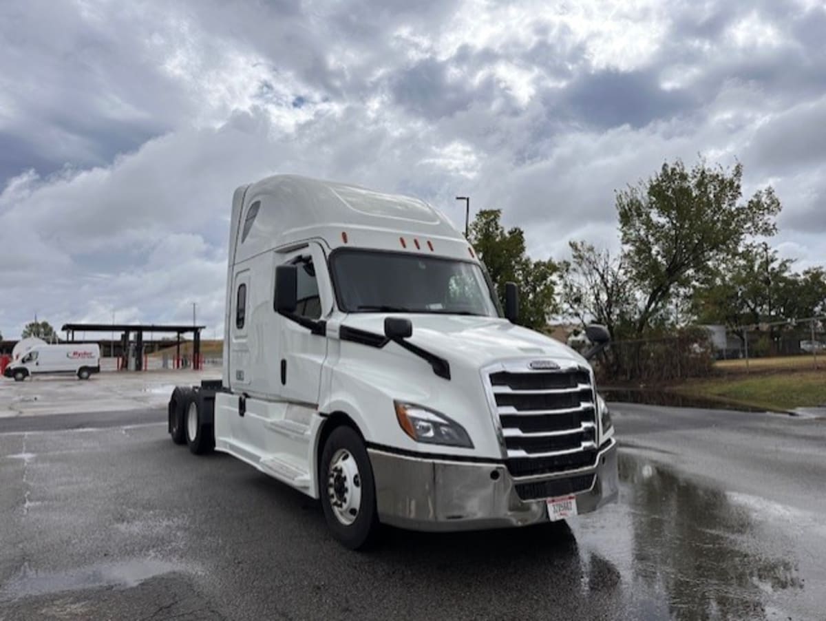 2022 Freightliner Cascadia in Kansas City, MO — photo 3