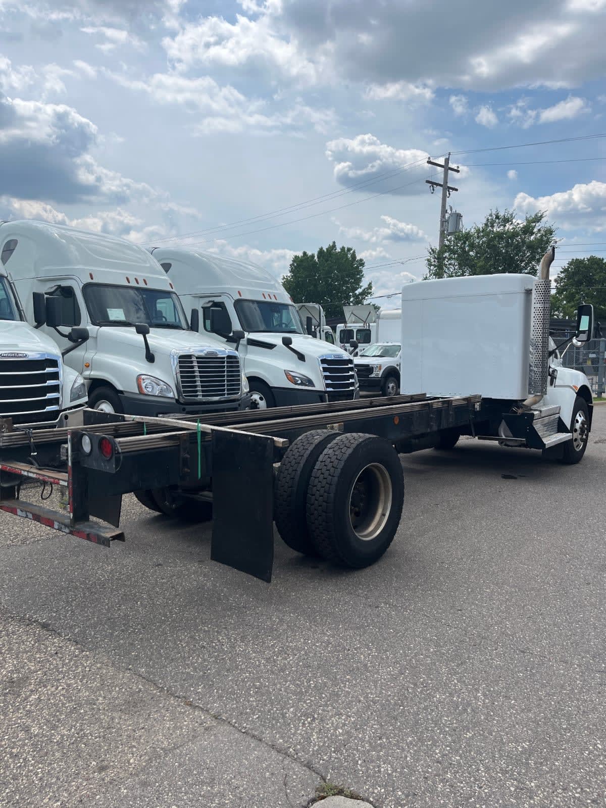 2021 Kenworth T370 in Minneapolis, MN — photo 4