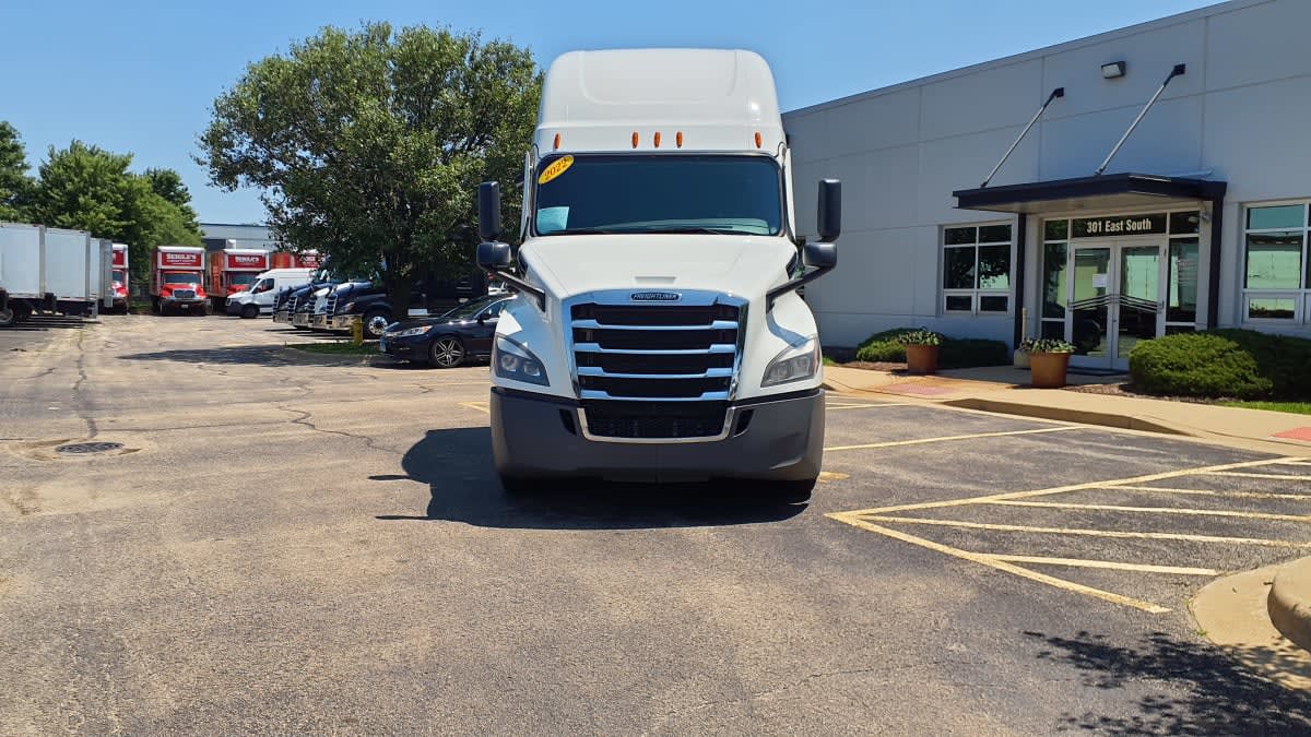 2022 Freightliner Cascadia in Bolingbrook, IL — photo 2