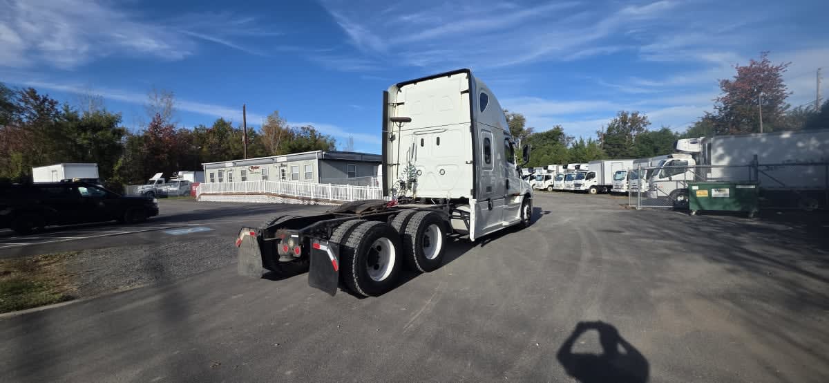 2022 Freightliner Cascadia in Bensalem, PA — photo 4