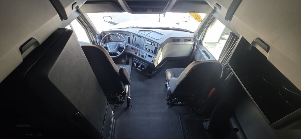 2022 Freightliner Cascadia in Bensalem, PA — photo 7