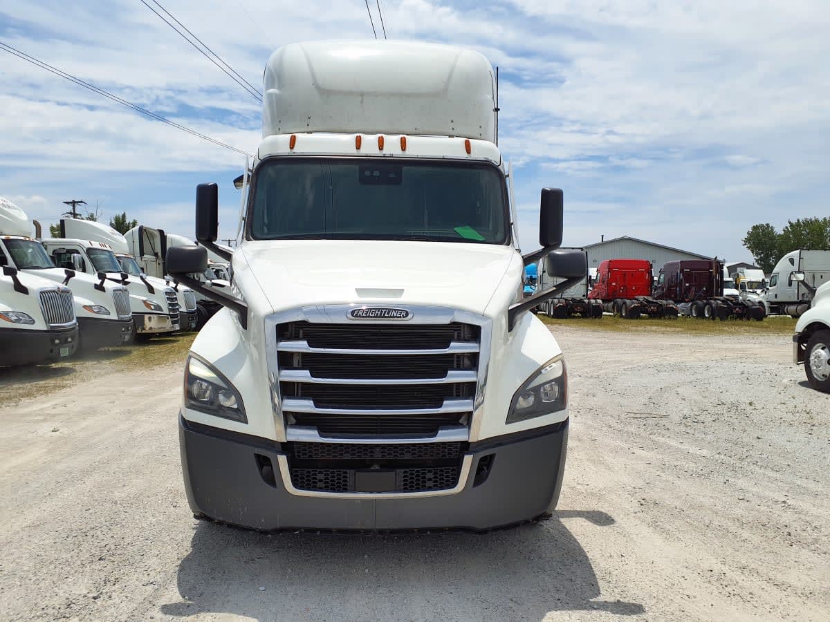 2022 Freightliner Cascadia in Indianapolis, IN — photo 2