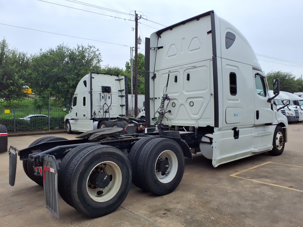 2021 Freightliner Cascadia in Houston, TX — photo 4
