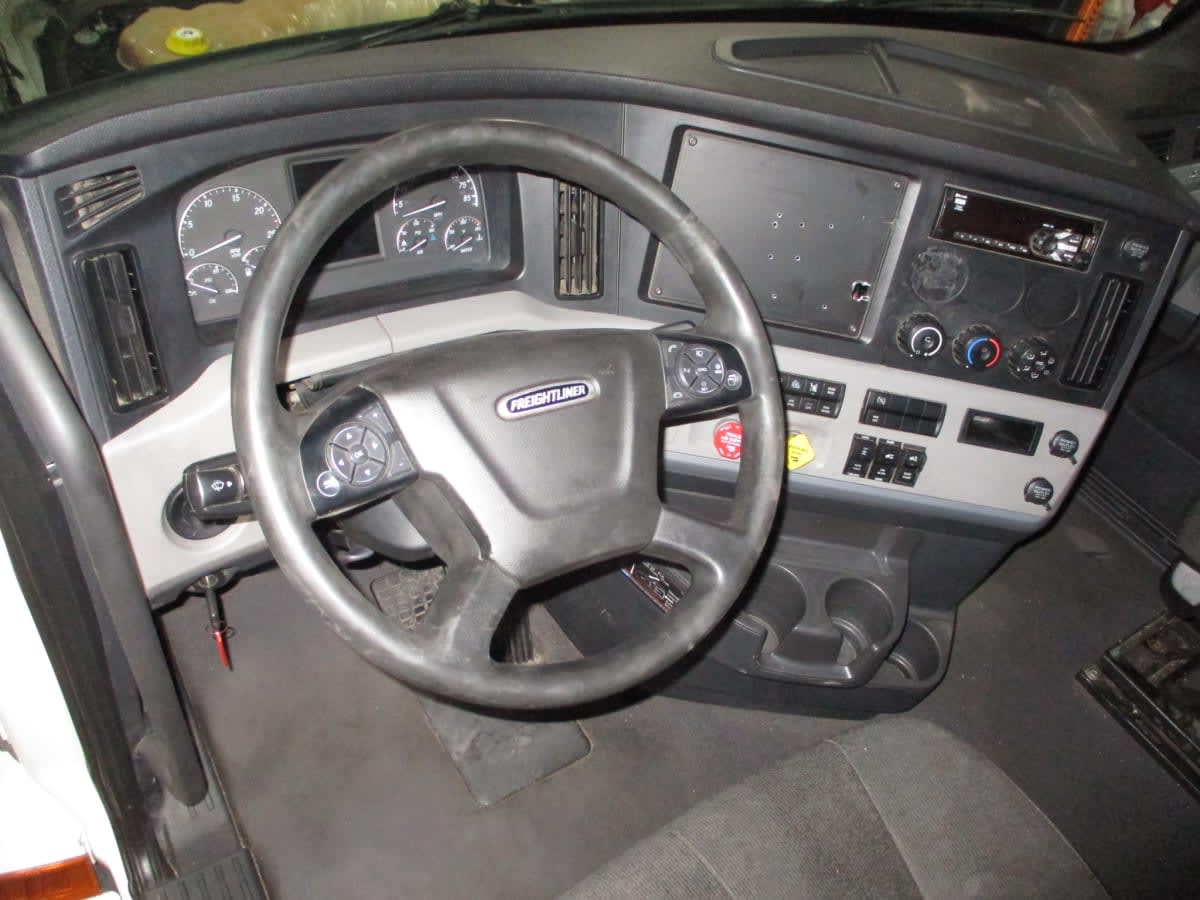 2021 Freightliner Cascadia in Commerce City, CO — photo 7