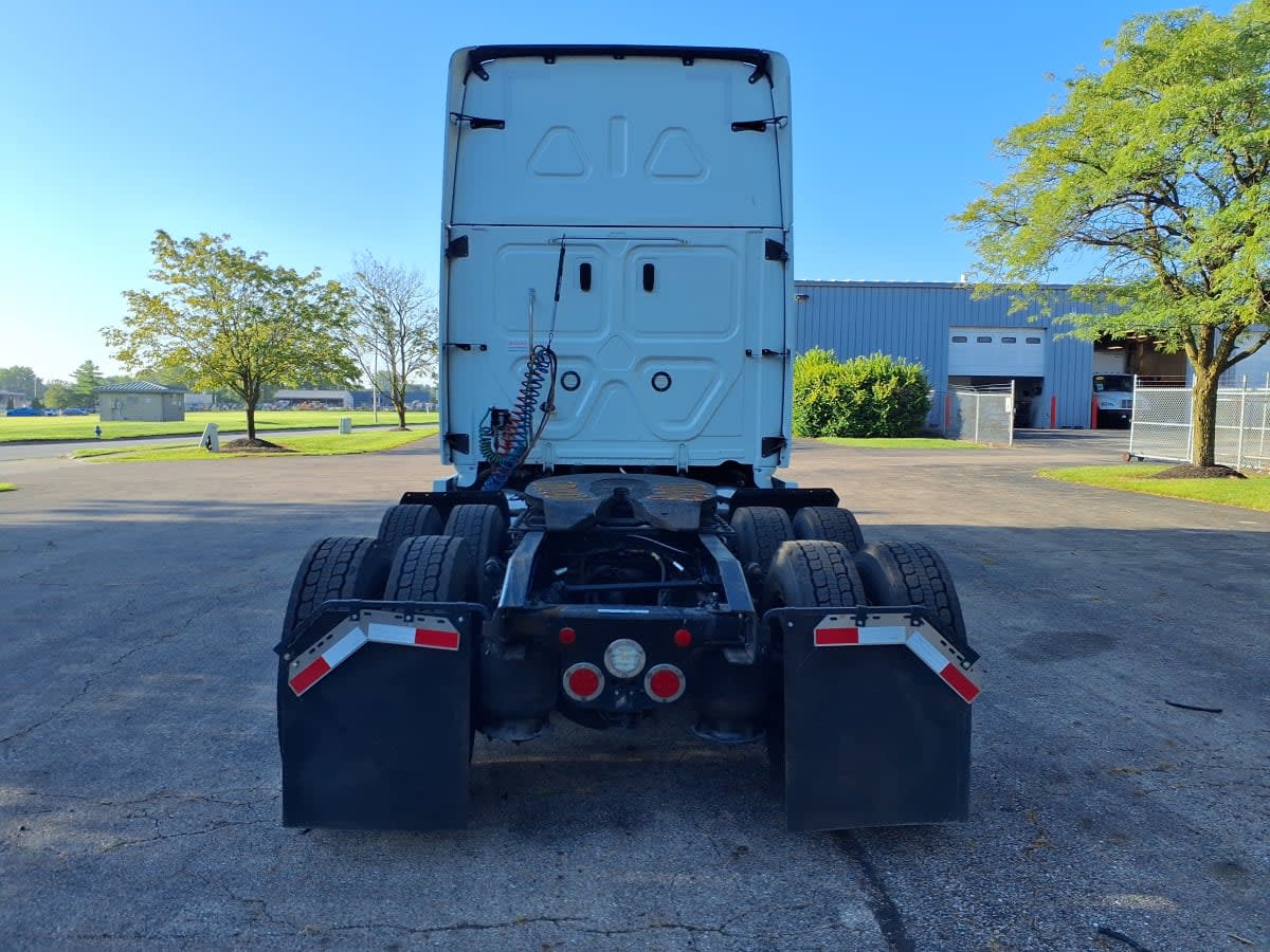2022 Freightliner Cascadia in Hilliard, OH — photo 5