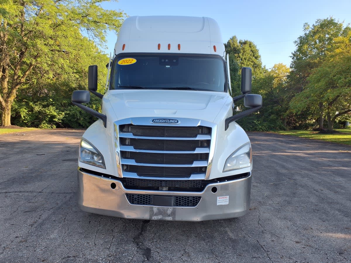 2022 Freightliner Cascadia in Hilliard, OH — photo 2