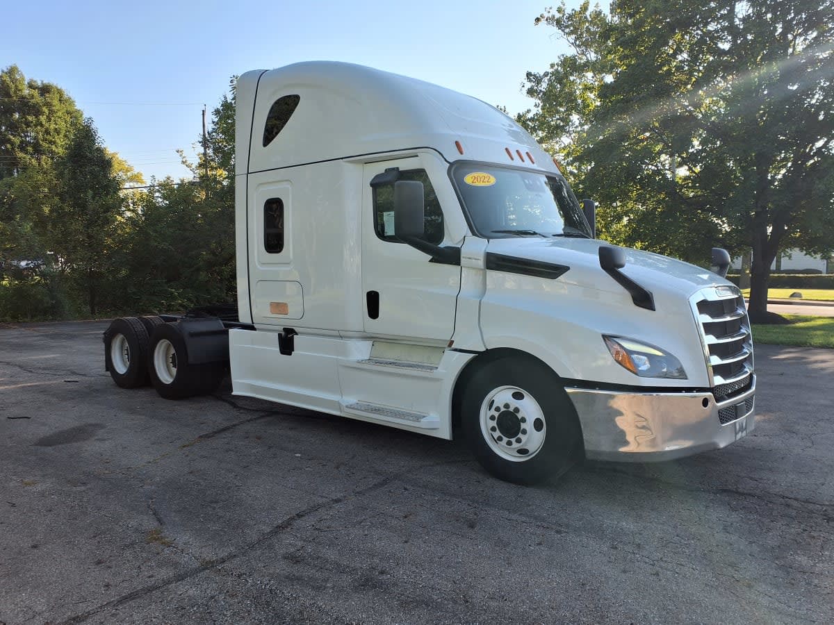 2022 Freightliner Cascadia in Hilliard, OH — photo 3