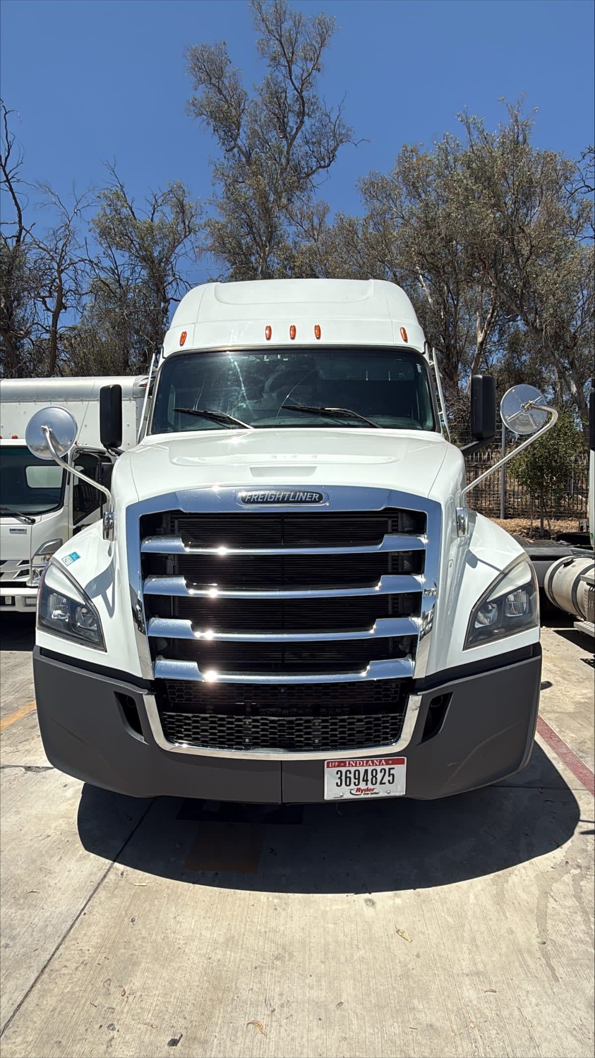 2022 Freightliner Cascadia in Fontana, CA — photo 2