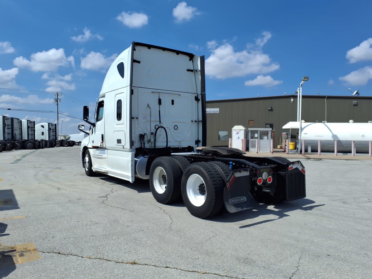 2022 Freightliner Cascadia in Fort Worth, TX — photo 6