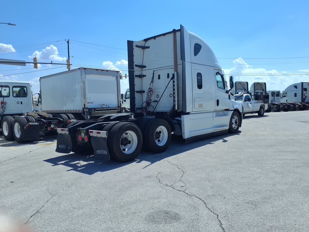 2022 Freightliner Cascadia in Fort Worth, TX — photo 4